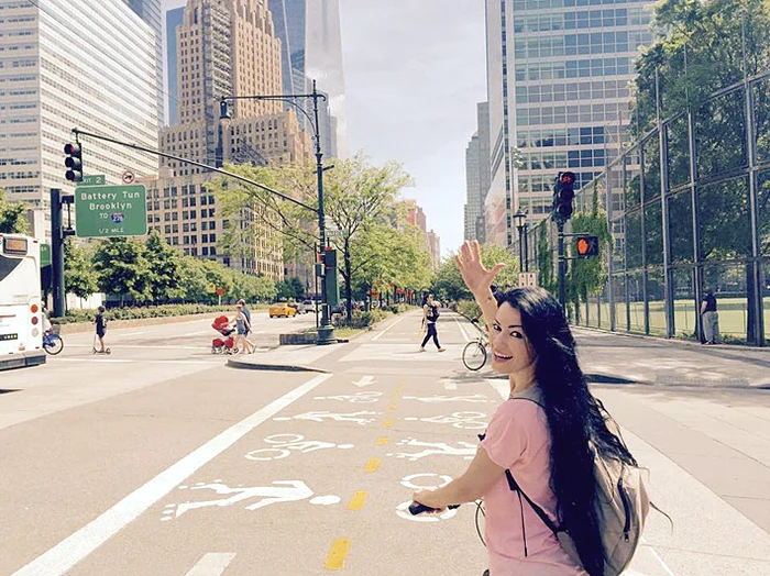 La un an după Daniel, şi colega lui din fosta tru- pă De La Vegas, Silvia Lăuneanu, s-a mutat în America. Locuieşte la New York, s-a speciali- zat în sport şi şi-a găsit de lucru ca instructor de fitness la cea mai mare sală de sport din Manhattan