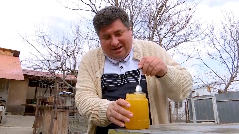 Cum testezi autenticitatea mierii. Sfaturi de la un medic pasionat de apicultură VIDEO
