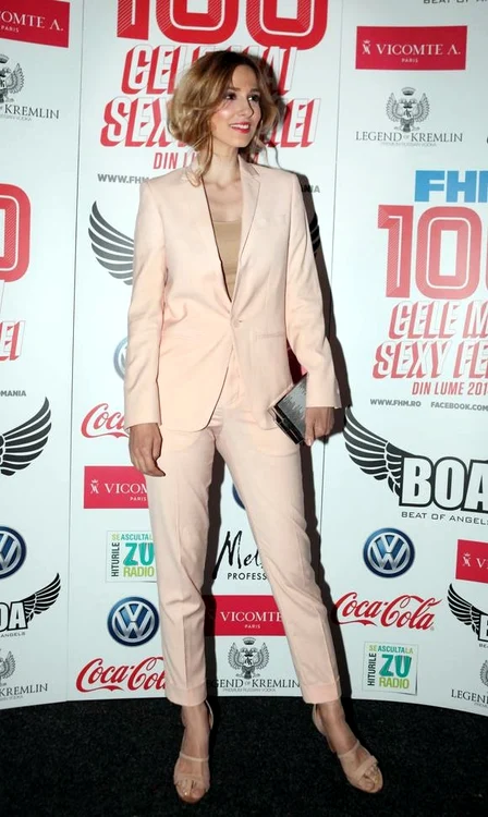Dana Rogoz, într-o ţinută office la petrecerea FHM