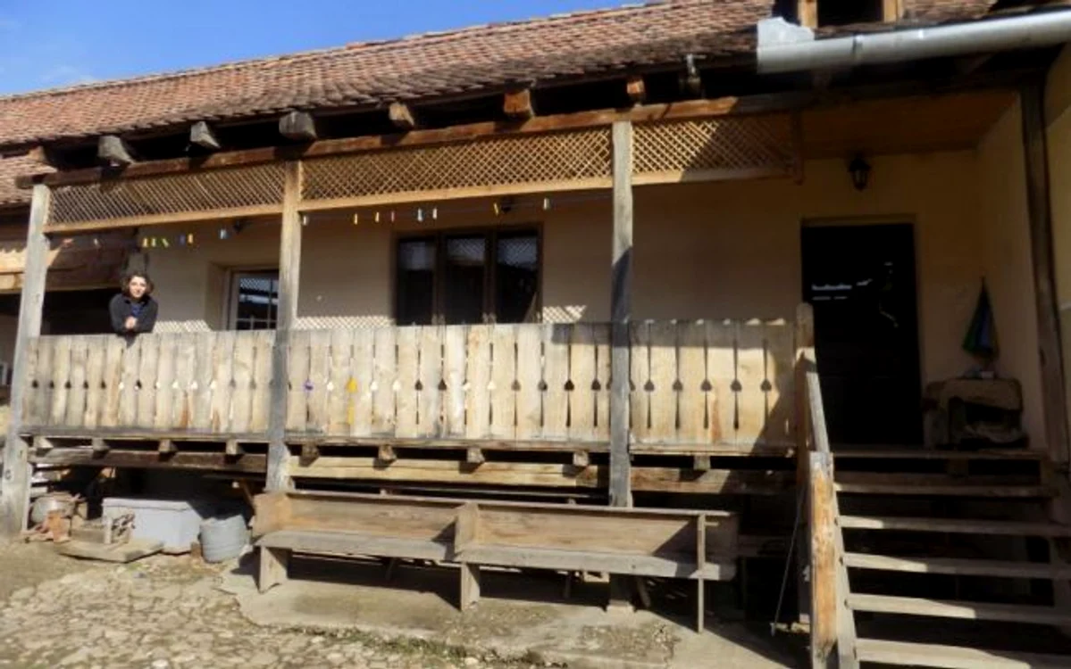 
    Anca, pe prispa casei din Saschiz Foto: Corespondenți Adevărul  