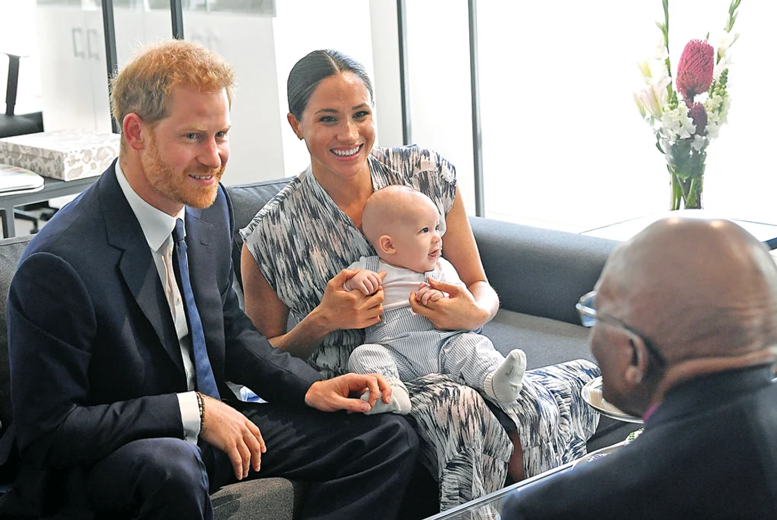 
    Harry şi Meghan Markle  au anunţat că vor  să se mute împreună cu  micuţul Archie în Canada  
