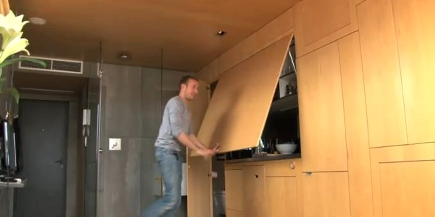 
    Bărbatul a reuşit să transforme un spaţiu atât de mic, într-o încăpere cu totul specialăFoto: Captură Youtube  