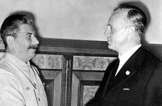 Ministrul de externe german, Joachim von Ribbentrop, primit la Moscova de Iosif Stalin (© Bundesarchiv, Bild 183-H27337 / CC-BY-SA 3.0)