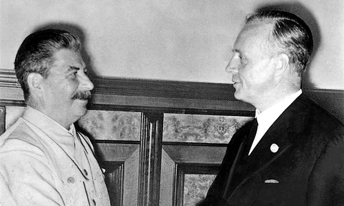 Ministrul de externe german, Joachim von Ribbentrop, primit la Moscova de Iosif Stalin (© Bundesarchiv, Bild 183-H27337 / CC-BY-SA 3.0)