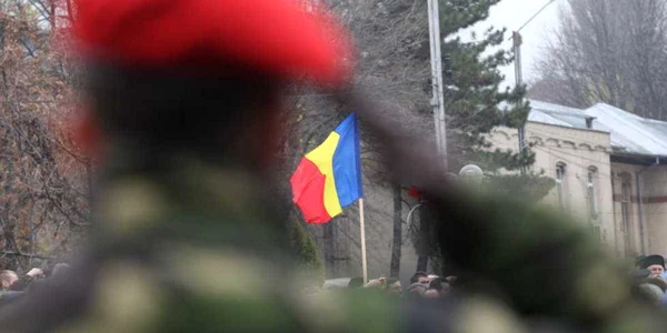 Soldaţii au salutat tricolorul în Piaţa Naţiunii