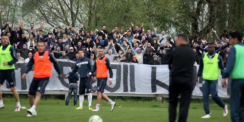 Suporterii alb-violeți la antrenament, înainte de Poli Timișoara - UTA Arad