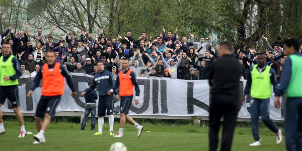 Suporterii alb-violeți la antrenament, înainte de Poli Timișoara - UTA Arad