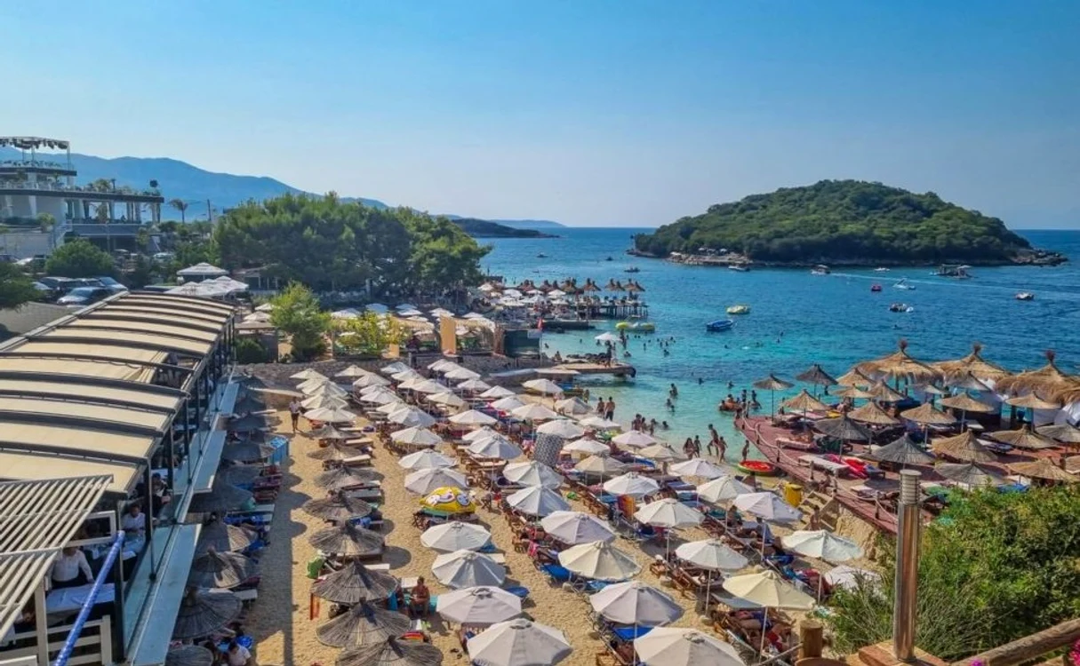 Aproape 20 de euro costă șezlongul pe plaja Ksamil din Albania. FOTO: visitsaranda.net