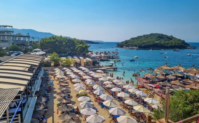 Aproape 20 de euro costă șezlongul pe plaja Ksamil din Albania. FOTO: visitsaranda.net