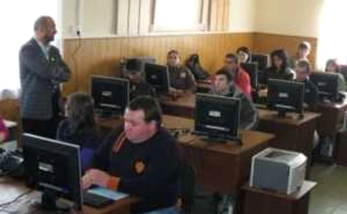 Braşovenii de toate vârstele au ocazia să se iniţieze în tainele mediului virtual