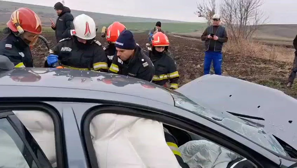 Un bărbat a murit și alte două persoane sunt grav rănite în urma unui accident între trei mașini, în Vaslui