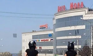 Tinerii i au sfidat pe poliţişti şi au fost amendaţi pentru gestul lor  jpeg