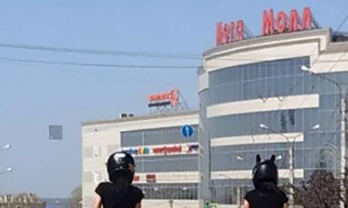 Tinerii i au sfidat pe poliţişti şi au fost amendaţi pentru gestul lor  jpeg