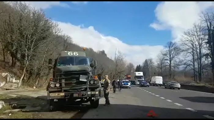 Accident rutier pe Valea Oltului al Convoiului Militar Nato - trei autovehicule implicate la Călineşti - Brezoi în Vâlcea pe DN 7 Foto Adevărul