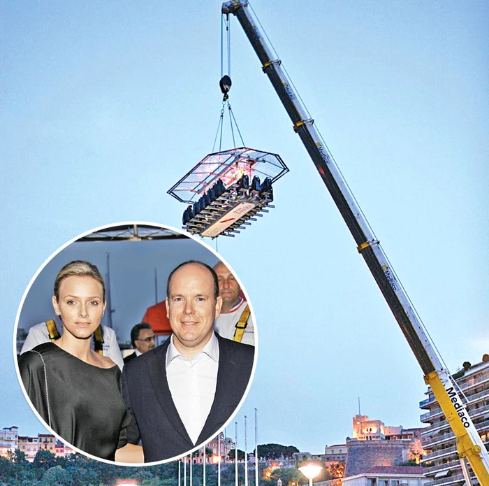 
    Albert de Monaco  şi Charlene  Wittstock s-au  urcat să mănânce  pe macara  