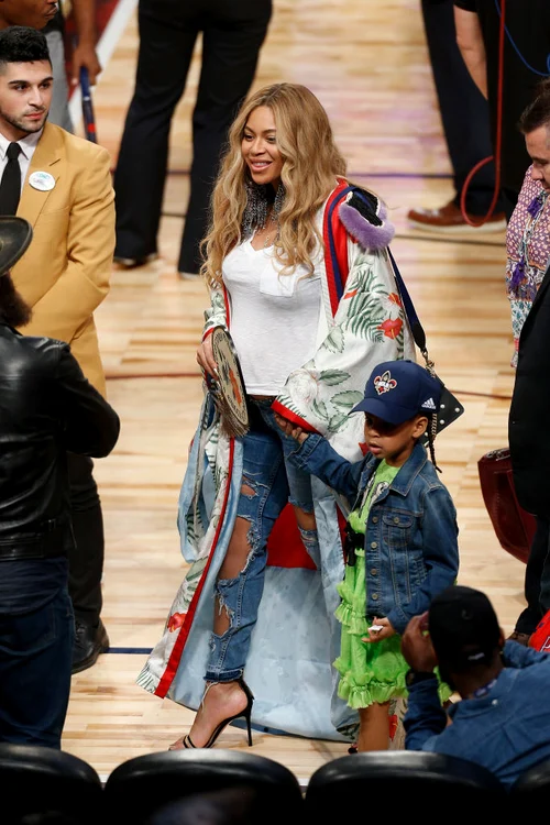 Beyonce împreună cu fiica sa, Ivy Blue la un meci de baschet din New Orleans