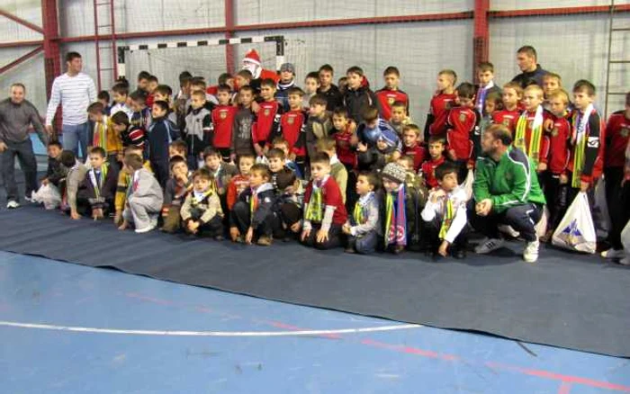 Viitorii fotbaliști de la Centrul de Copii și Juniori au primit cadouri de la Moș Crăciun
