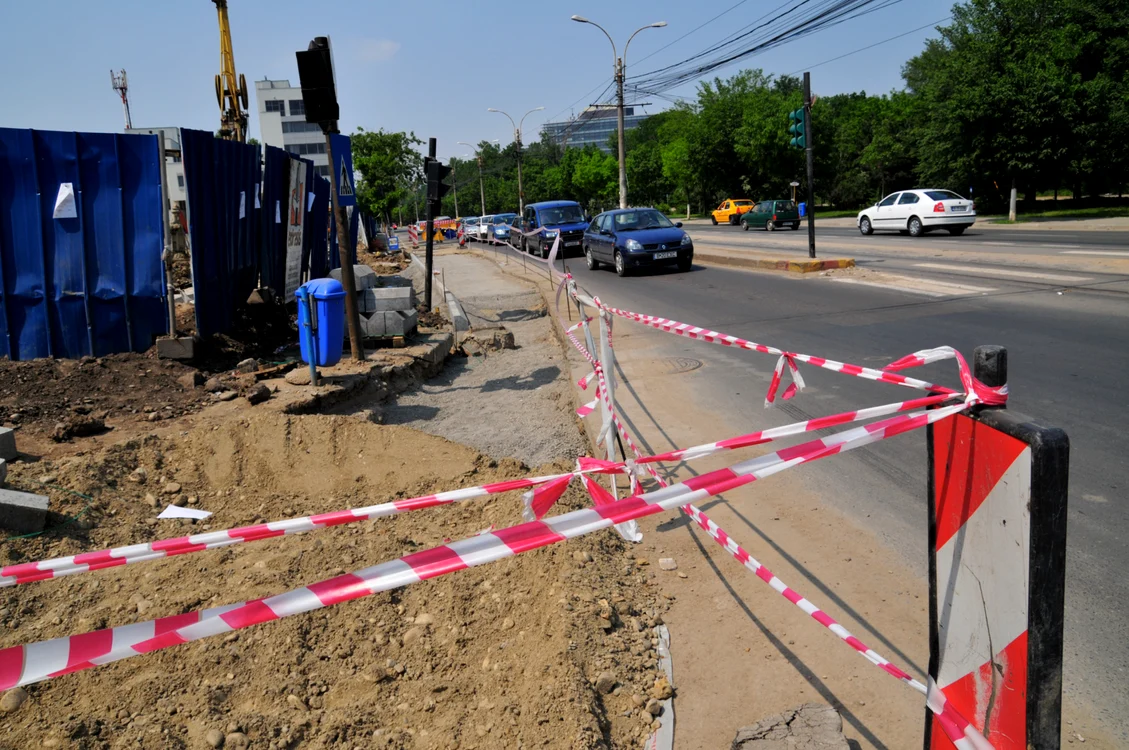 Maşinile au ajuns una peste cealaltă într-o groapă de pe marginea drumului