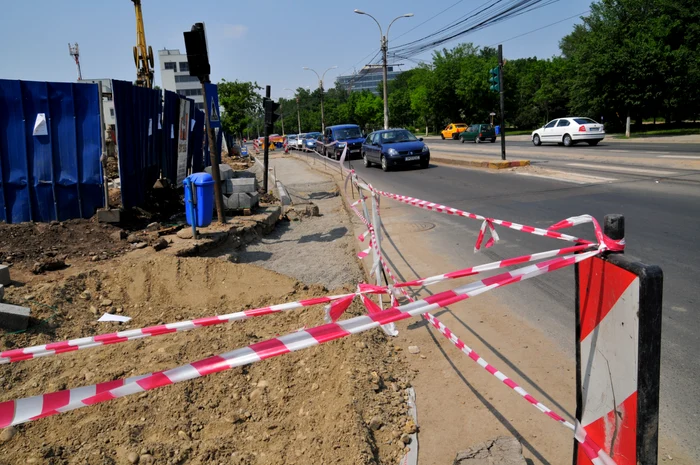 
    Maşinile au ajuns una peste cealaltă într-o groapă de pe marginea drumului  