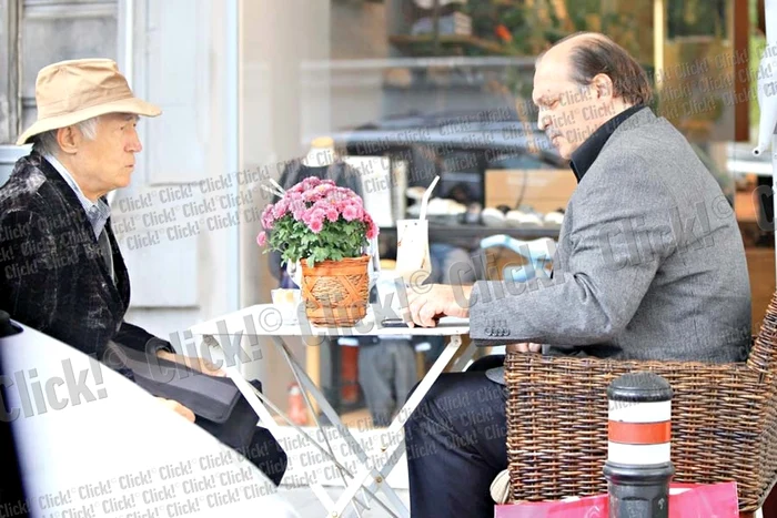 Victor Socaciu îşi savurează liniştit frappe-ul la o terasă, alături de un prieten