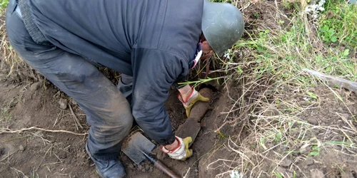 bombe găsite pe marginea DJ209 Salcea - Veresti. FOTO