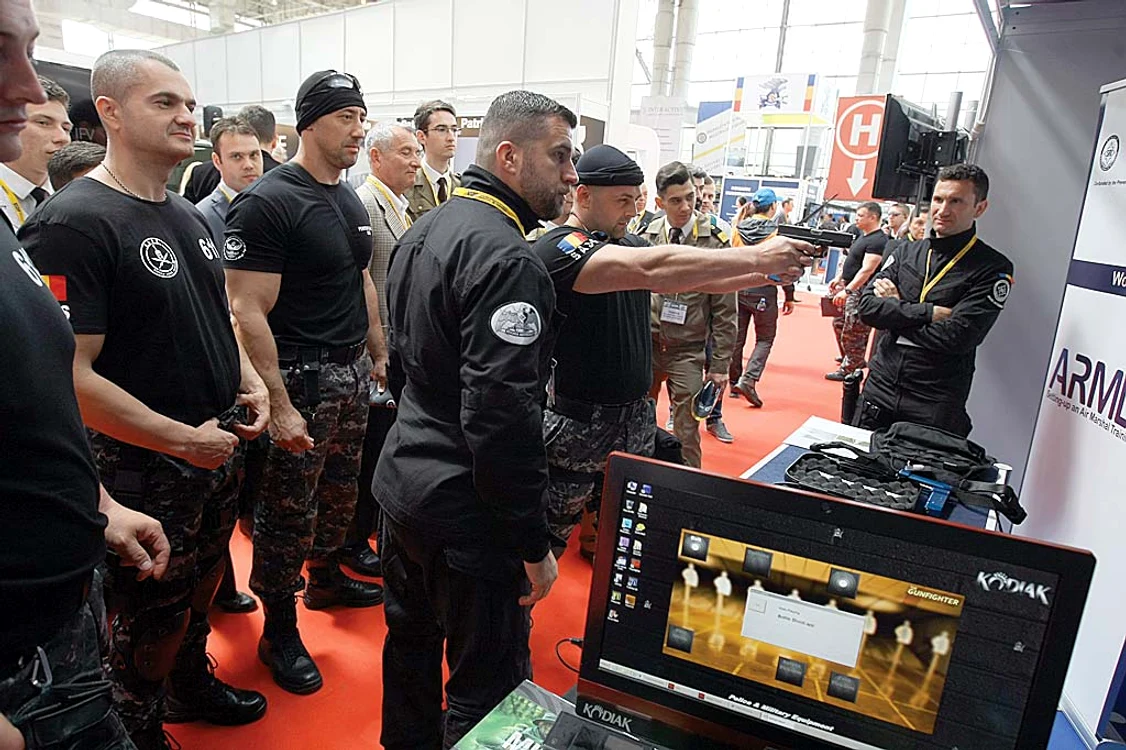 Vizitatorii s-au înghesuit la standul SRI, cot la cot cu militarii cu experienţă, pentru a se „juca” de-a spionii