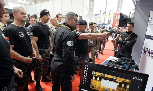 Vizitatorii s au înghesuit la standul SRI, cot la cot cu militarii cu experienţă, pentru a se „juca” de a spionii jpeg