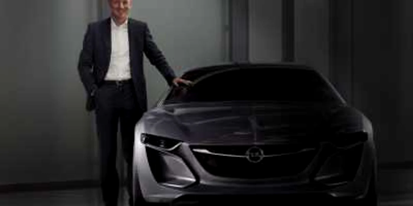 CEO-ul Opel, Dr. Karl-Thomas Neumann, alături de conceptul Opel Monza