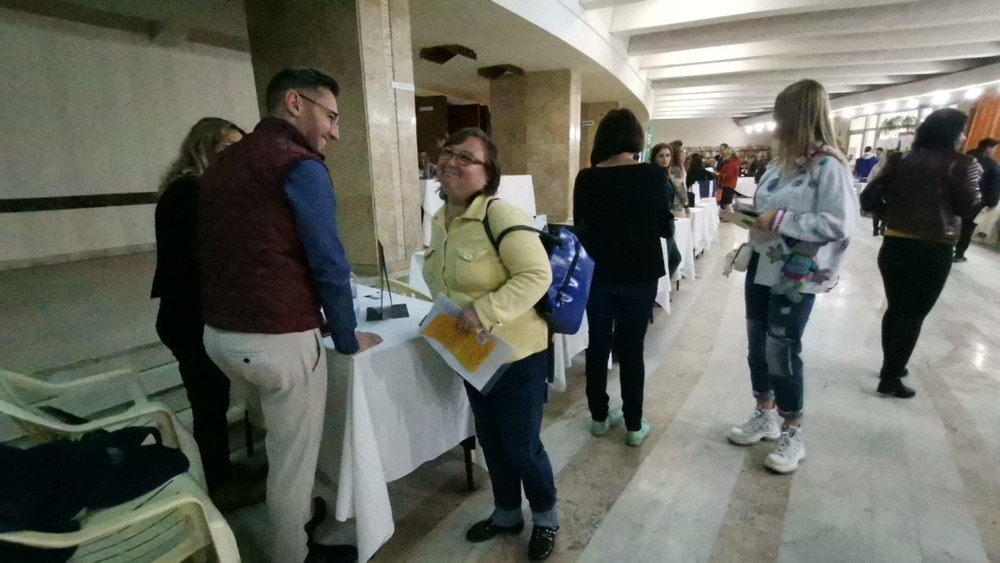 Persoanele care își caută un loc de muncă, invitate la „Bursa pentru absolvenți”. Câte locuri sunt în Olt pentru cei cu studii superioare