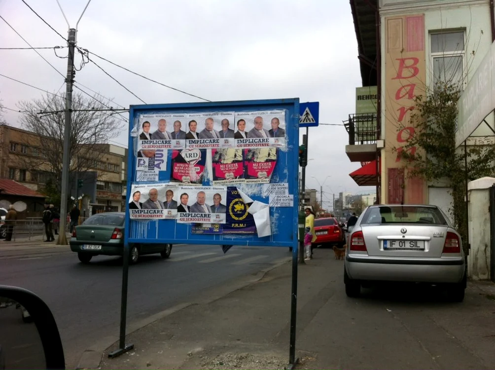 Afişele lui Dan Voiculescu au invadat tot spaţiul alocat publicităţii electorale