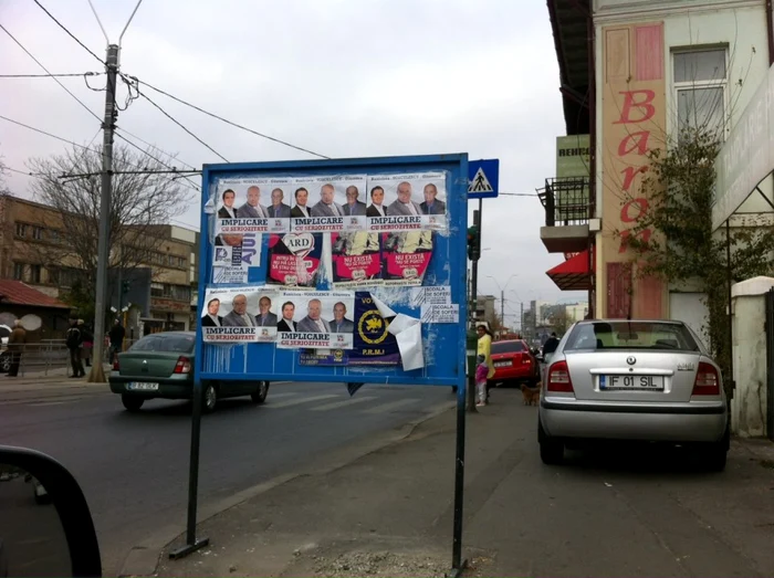 Afişele lui Dan Voiculescu au invadat tot spaţiul alocat publicităţii electorale