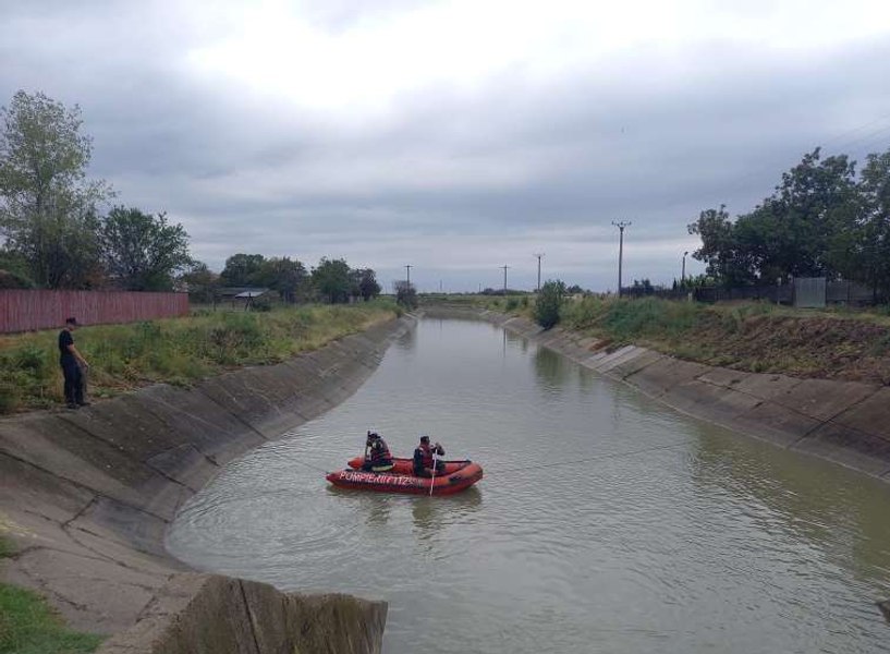 O femeie dată dispărută încă de joi, găsită moartă într-un canal de irigaţii