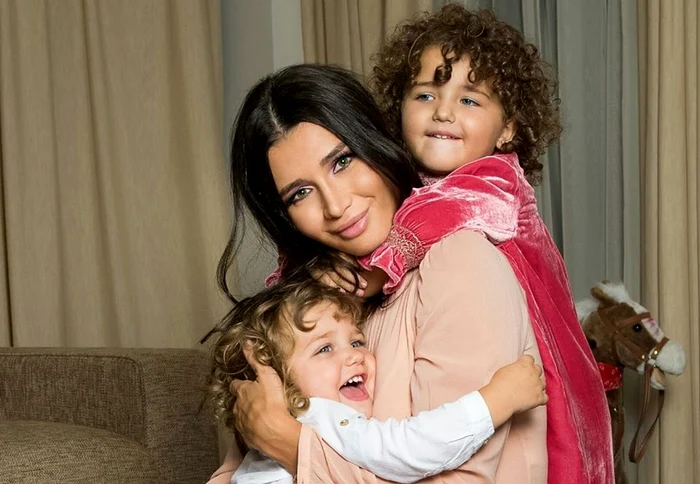 Elena Băsescu, alături de Sofia Anais şi Traian jr.foto: arhivă personală