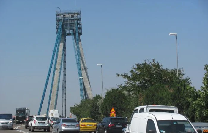 
    Coloanele de mașini s-au format pe ambele sensuri  