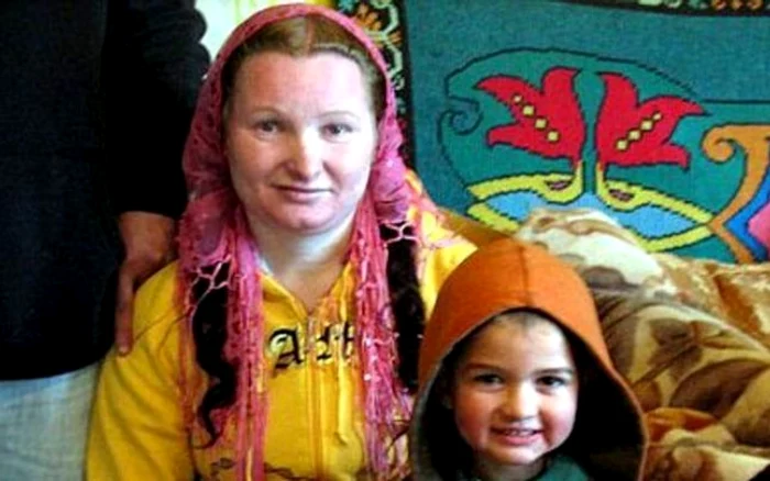 
    Recordul de cea mai tânără bunică din lume îl deține o femeie din România, în vârstă de doar 23 de aniFOTO: dailynews.ro   