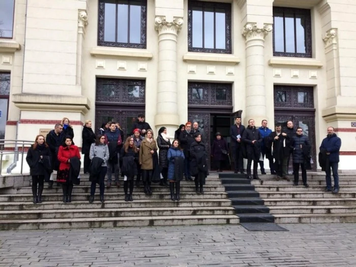 Magistraţii botoşăneni au protestat astăzi pe treptele Judecătoriei FOTO stiri.botosani.ro