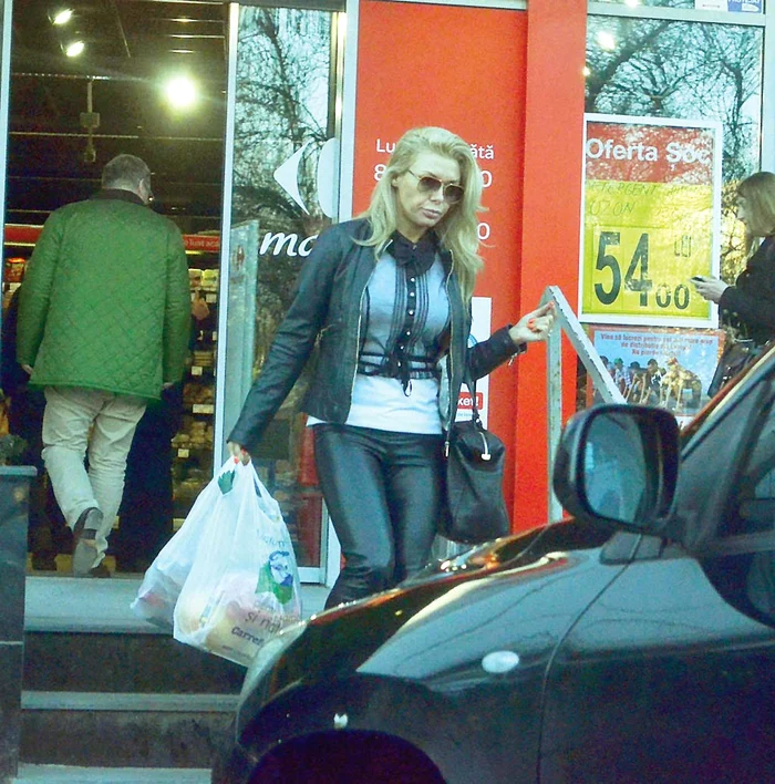 Jasmine. În lipsa machiajului,  vedeta s-a camuflat  cu ochelari