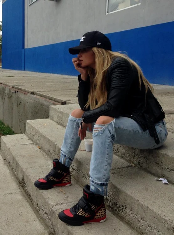 Lora vorbeşte despre prefăcătorie, falsitate şi ură