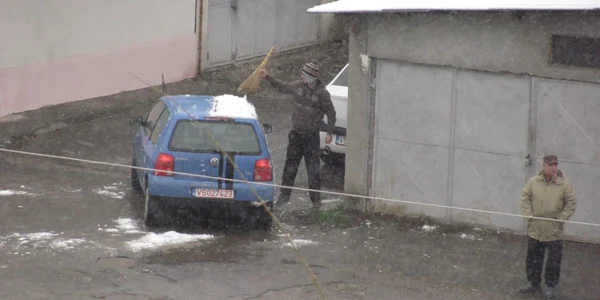 Dis de dinieaţă vasluienii îşi curăţau maşinile de zăpadă FOTO