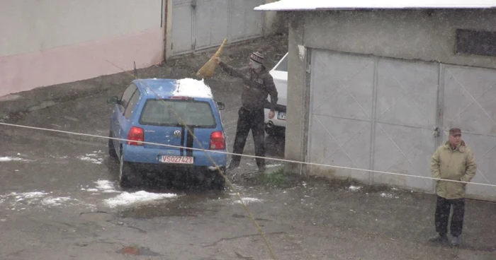 Dis de dinieaţă vasluienii îşi curăţau maşinile de zăpadă FOTO: adevarul