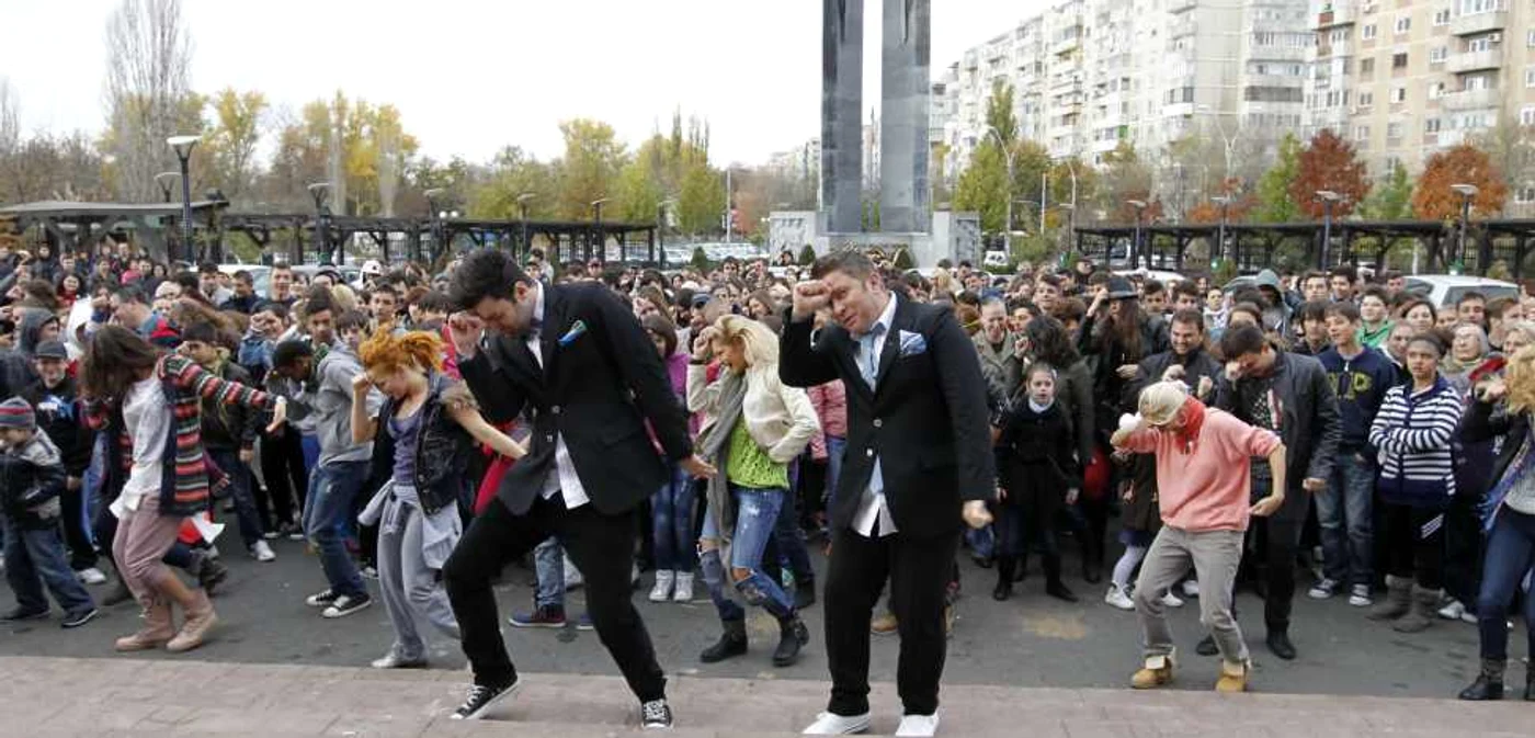 Smiley şi Pavel Bartoş au animat publicul înainte de audiţiile de la „Românii au Talent“