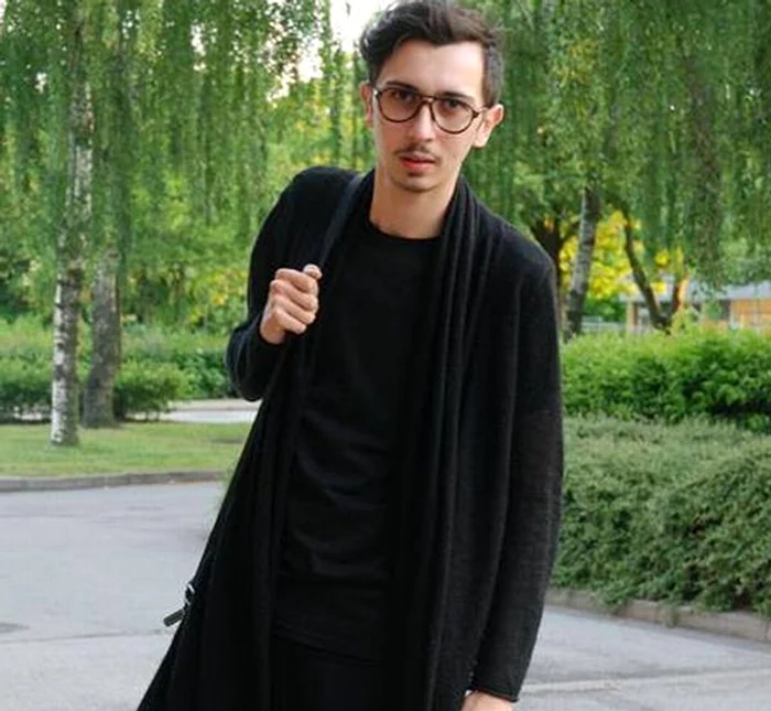 Designerul şi-a prezentat hainele create chiar de elfoto: captură Prima Tv