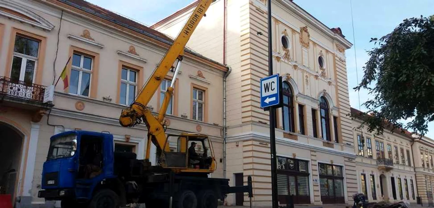 Bucăţi din acoperiş au fost luate de vânt FOTO Andreea Vilcovschi