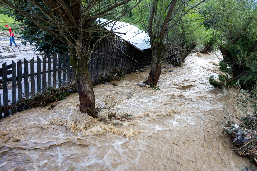 Risc de inundaţii în mai multe judeţe în acest weekend. Harta zonelor sub cod portocaliu şi galben