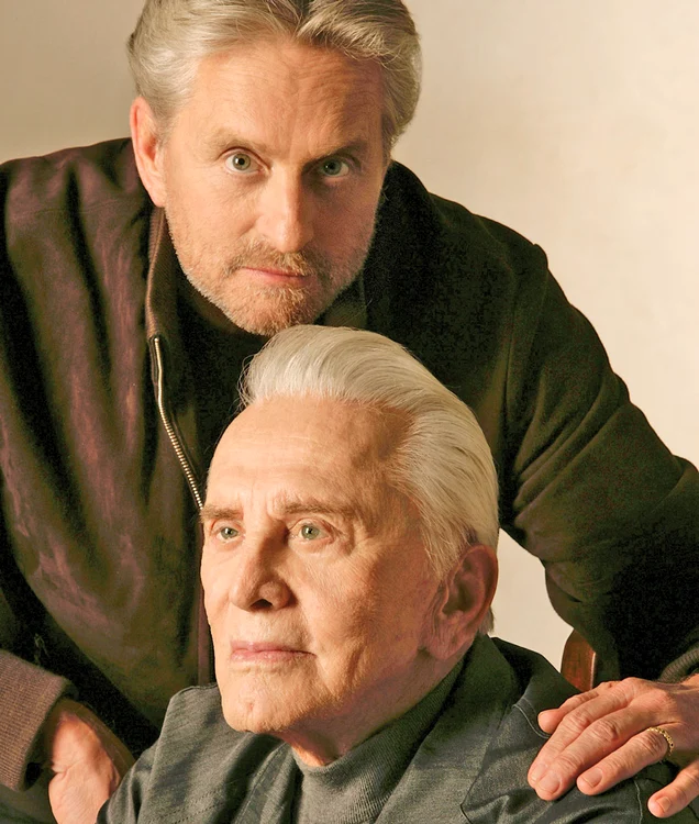 
    Kirk Douglas,  împreună cu fiul  său cel mare,  Michael Douglasfotografii: profimedia / instagram  