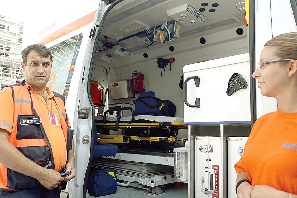 
    Aveţi ocazia să vedeţi dotările unei ambulanţe  