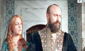 Halit Ergenç îl  interpretează în serial  pe Sultanul Suleyman,  iar soţia lui, Hurrem,  este interpretată  de Meryem Uzerli jpeg