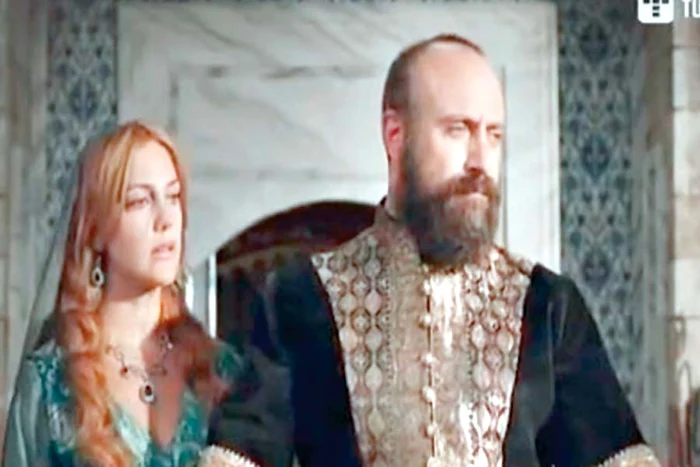 Halit Ergenç îl  interpretează în serial  pe Sultanul Suleyman,  iar soţia lui, Hurrem,  este interpretată  de Meryem Uzerli