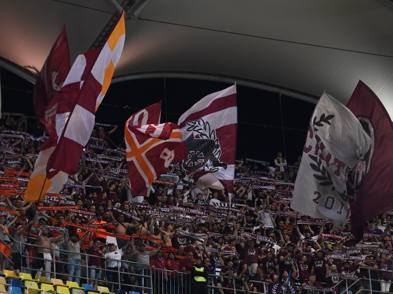 Controverse după modificarea legii privind consumul de alcool la meciuri. Mai multe cluburi cu tradiție din Superliga au ieșit la atac: „Se îndepărtează suporterii din tribune”