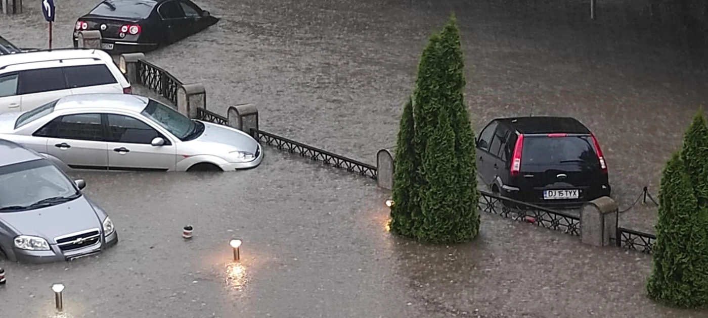 masini care plutesc pe o stradă din craiova